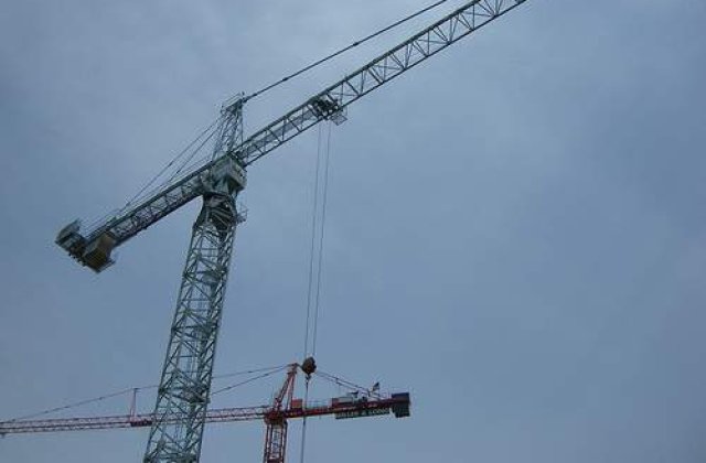 O macara a cazut peste sediul Ministerului Transporturilor