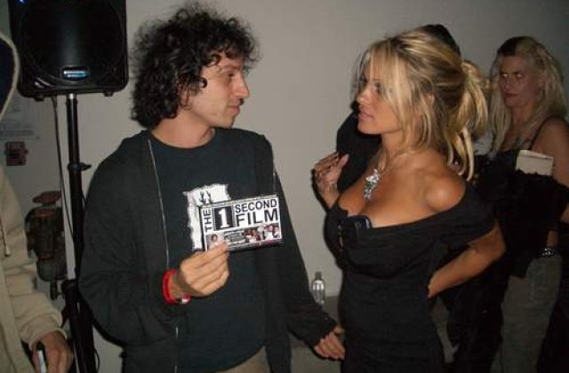 Pamela Anderson se dezbraca din nou. De dragul focilor
