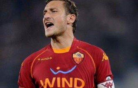 VIDEO: Sotia lui Totti a lesinat pe strada