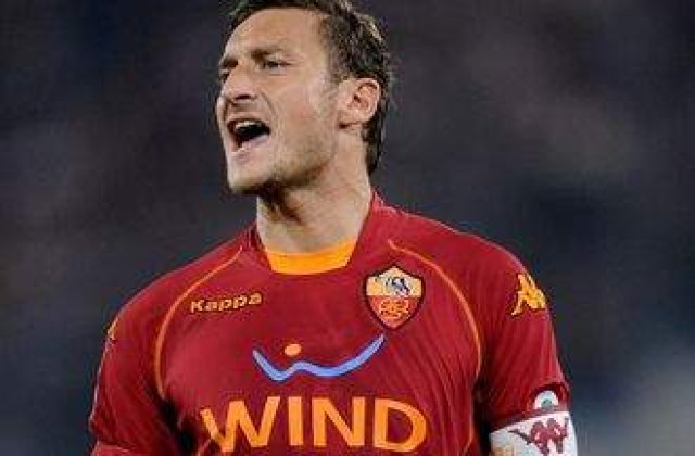 VIDEO: Sotia lui Totti a lesinat pe strada