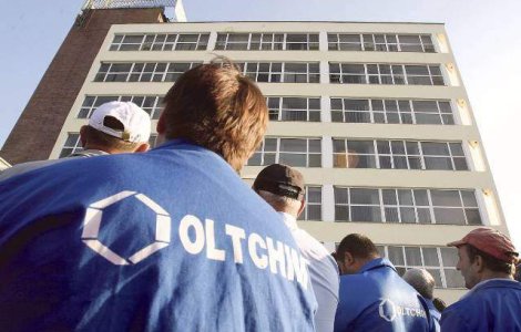 Angajatii Oltchim au blocat din nou DN 64, timp de o jumatate de ora