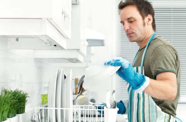 Daca barbatul ajuta la curatenie, are parte de mai putin sex