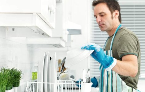 Daca barbatul ajuta la curatenie, are parte de mai putin sex