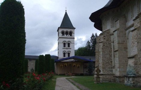 Manastire, paravan pentru spalare de bani