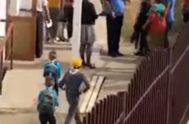 VIDEO Panică la o școală din județul Vaslui. Elevii au fugit de la ore crezând că vor fi vaccinați de COVID: „Au speriat copiii!”