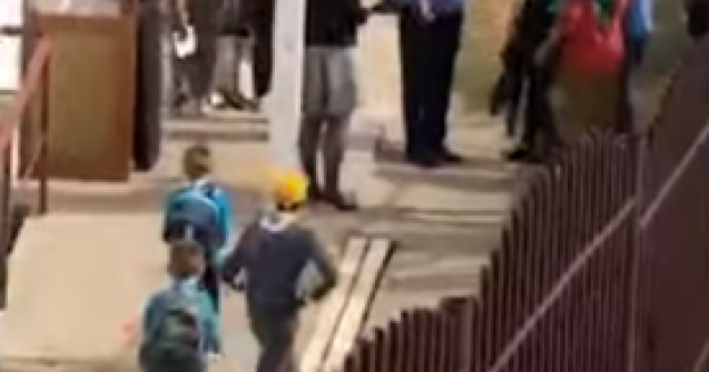 Elevi speriați au fugit de la ore crezând că vor fi vaccinați contra COVID-19