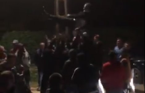 Victoria alegerilor sărbătorită cu dansatoare din buric, șampanie și artificii