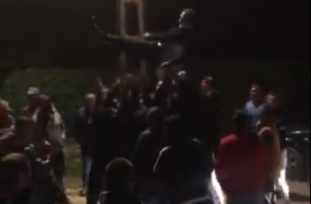 VIDEO Un primar din Dâmbovița a sărbătorit victoria noului mandat cu dansatoare pe mese, şampanie şi focuri de artificii