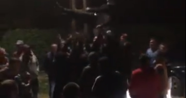 Victoria alegerilor sărbătorită cu dansatoare din buric, șampanie și artificii