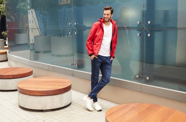 Temperaturile de afară scad rapid. Te-ai gândit la o jachetă de tranziție?