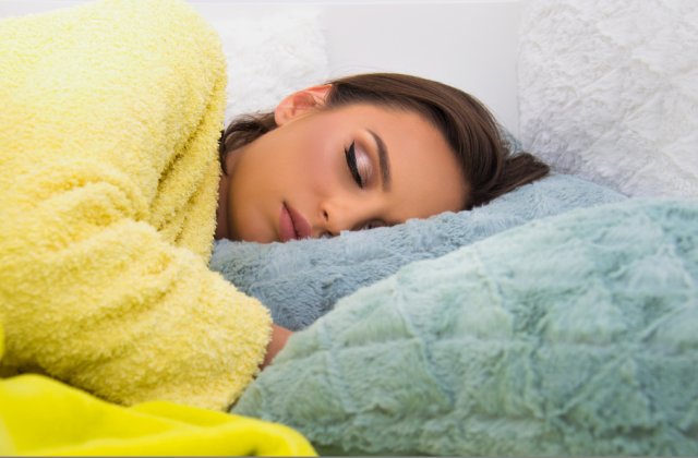 Ce se &icirc;nt&acirc;mplă cu tenul tău dacă dormi machiată: 7 efecte negative asupra pielii tale