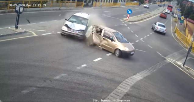 VIDEO Accident grav soldat cu un deces. Alte trei persoane au ajuns la spital