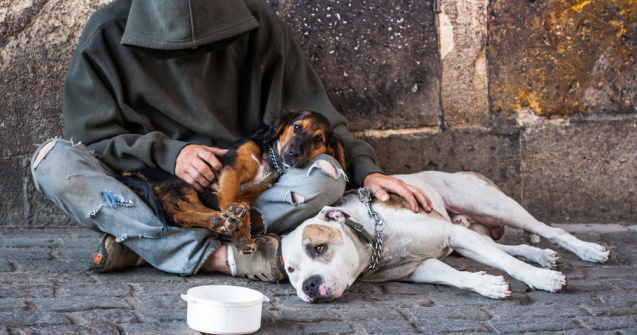 Poliția din Piatra-Neamț cazează oamenii străzii într-un centru specializat