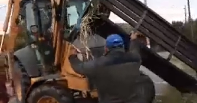 Un primar a scos banca și becul de la poartă sătenilor pentru că nu l-au votat