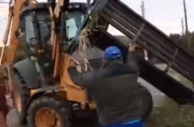 VIDEO Un primar a trimis un excavator peste localnici pentru că nu l-au votat