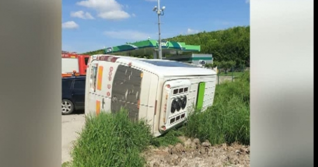 Un microbuz care transporta şase elevi s-a răsturnat pe o şosea din Mureş