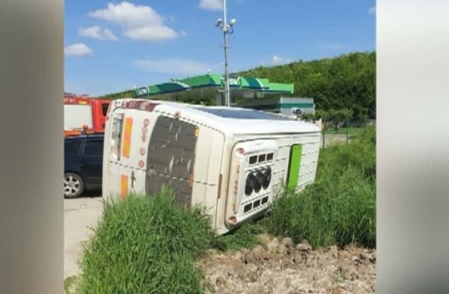 Un microbuz care transporta şase elevi s-a răsturnat pe o şosea din Mureş