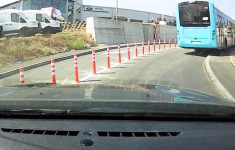 Trotuarul de la Pasajul Ciurel este demolat pentru a fi reconstruit corect