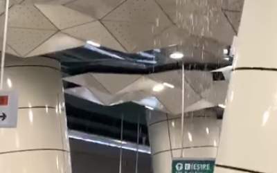 VIDEO Curge apa din tavanul...