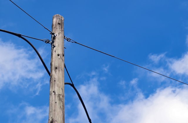 Stâlp căzut peste casa unei bătrâne. Firma responsabilă nu a intervenit nici după o săptămână