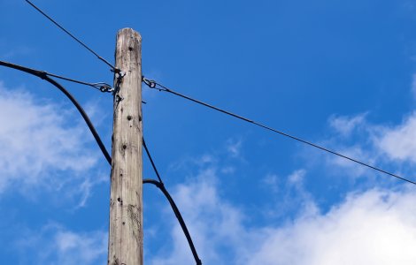 Casa unei bătrâne din Arad a fost avariată de un stâlp de telecomunicații