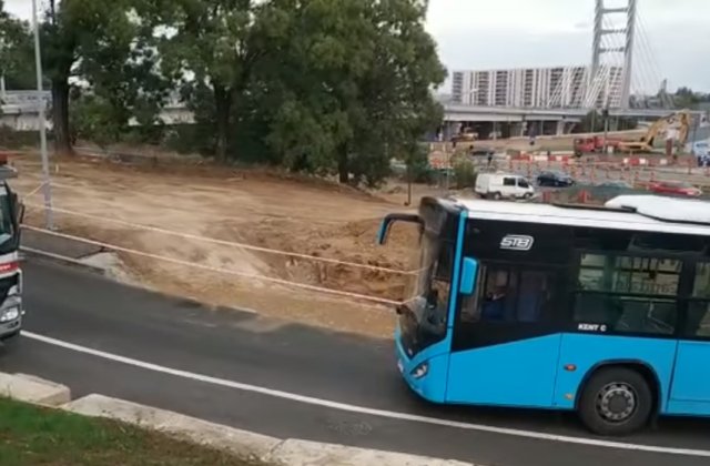 VIDEO Întâlnire în curbă pe Podul Ciurel dintre un STB și un autocamion