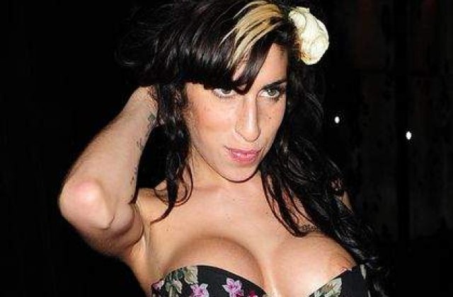 Amy Winehouse se mandreste cu noua pereche de sani