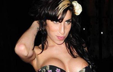 Amy Winehouse se mandreste cu noua pereche de sani