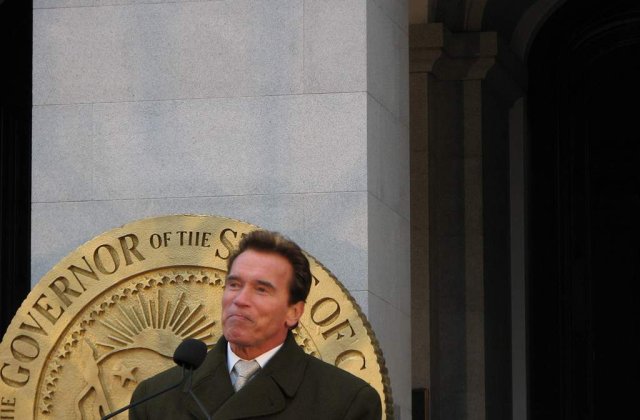 Un sculptor rus vrea sa-i trimita lui Schwarzenegger un bust din bronz al lui Putin