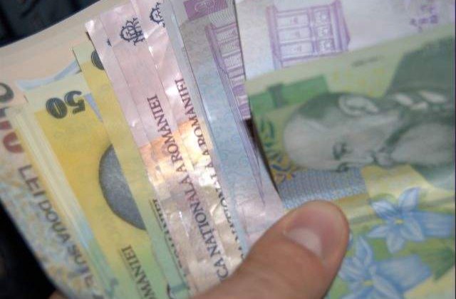 Castigul salarial a crescut in februarie cu 0,3%, la 1.553 lei