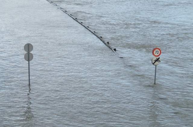 Jiul creste in continuare si poate ajunge la 1.200 metri cubi pe secunda