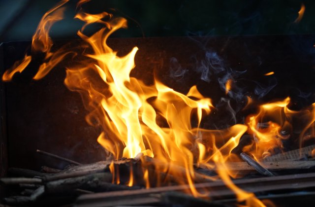 Un băiețel de 4 ani s-a ales cu arsuri pe tot corpul în urma unui accident la grătar