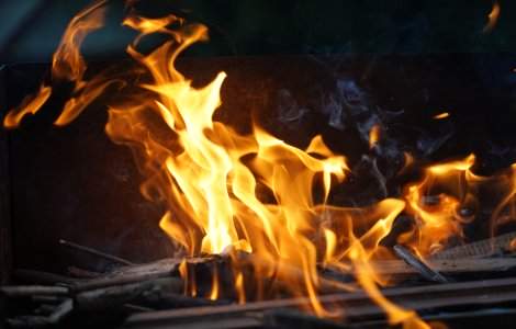 Un băiețel de 4 ani s-a ales cu arsuri pe tot corpul după un accident la grătar