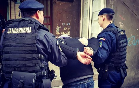 30 de suporteri steliști au fost duși la poliție, după ce au lovit 2 jandarmi