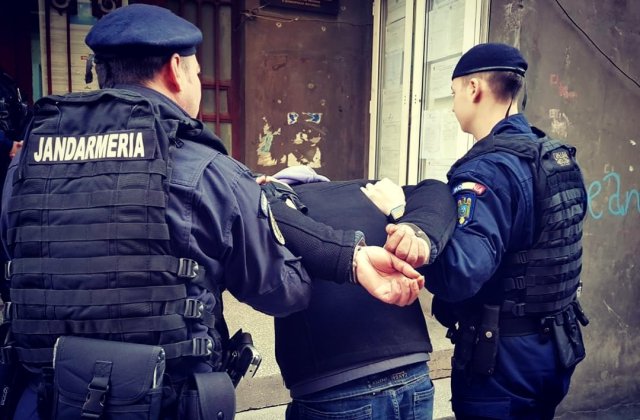 30 de suporteri steliști au fost duși la poliție, după ce au lovit 2 jandarmi