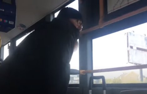 VIDEO Scandal într-un autobuz din Cluj. Un preot a refuzat să își pună masca
