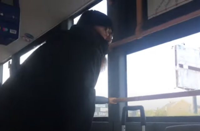 VIDEO Scandal într-un autobuz din Cluj. Un preot a refuzat să își pună masca