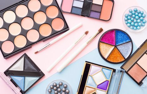 Trusele de machiaj: un singur produs compact și versatil, combinații nenumărate