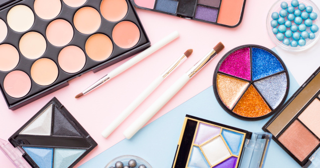 Trusele de machiaj: un singur produs compact și versatil, combinații nenumărate