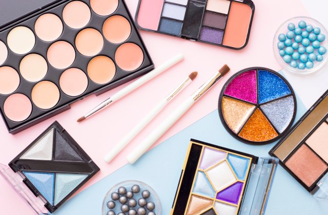 Trusele de machiaj: un singur produs compact și versatil, combinații nenumărate