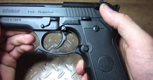 Minori împușcați în cap cu un pistol cu bile în fața unui liceu din Ploiești