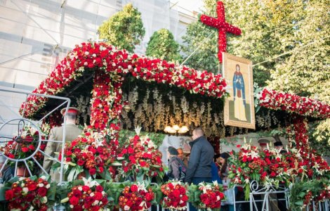 Sute de persoane s-au închinat la racla cu moaştele Sfintei Cuvioase Parascheva