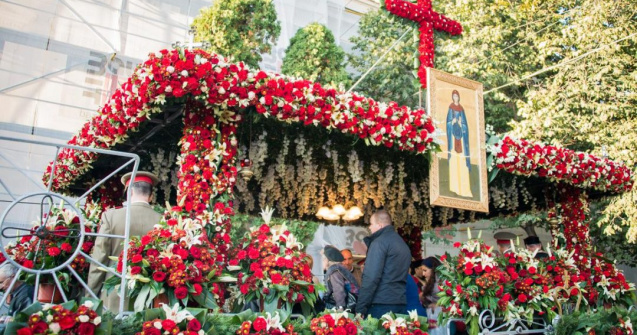 Sute de persoane s-au închinat la racla cu moaştele Sfintei Cuvioase Parascheva