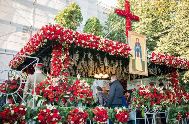 Sute de persoane s-au închinat, marți, la racla cu moaştele Sfintei Cuvioase Parascheva