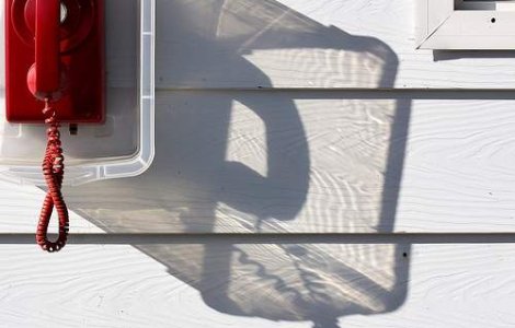 Numarul de telefon al unei linii erotice, imprimat pe uniforma scolara