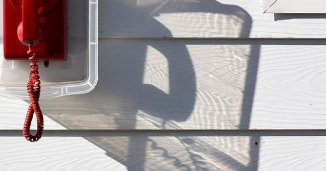 Numarul de telefon al unei linii erotice, imprimat pe uniforma scolara