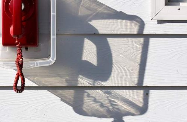 Numarul de telefon al unei linii erotice, imprimat pe uniforma scolara