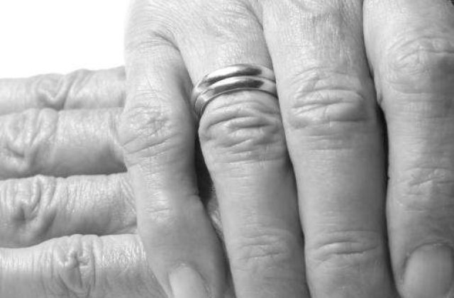 La 112 ani si-a luat o nevasta de 17 ani