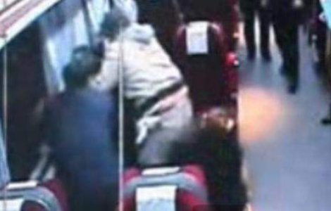  Video  Hot batut de seful de tren si un calator