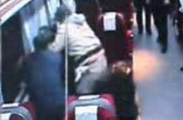 [VIDEO] Hot batut de seful de tren si un calator